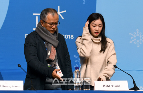[포토]개회식 관련 기자회견을 위해 입장하는 송승환 감독과 김연아