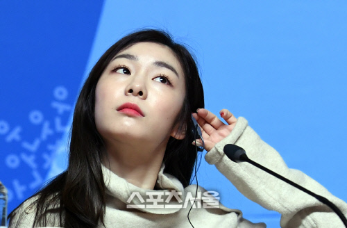 [포토]김연아, 헤드셋이 잘 안 끼워져...
