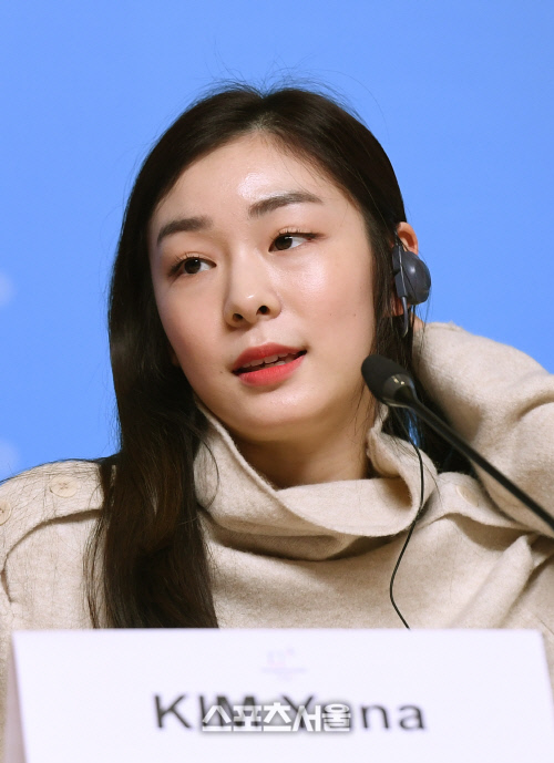 [포토]김연아, 남북 선수들 성화대에서 첫 대면이라 눈인사를