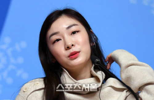 [포토]머리 쓸어넘기며 개회식 소감 밝히는 김연아