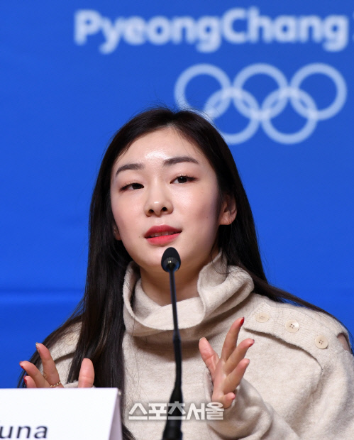 [포토]개회식 성화 채화자 김연아, '별로 춥진 않았어요!'