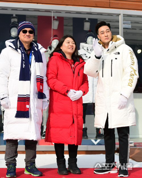 [포토] 소지섭 \'손인사도 간지나게\'