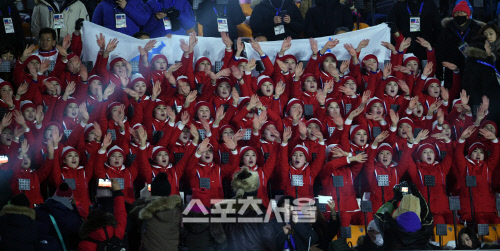 [2018평창=현장메모]北응원단 "우리는!" 외치자…모두 "하나다!"