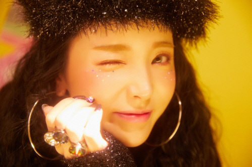 홍진영, '잘가라' 트로트 차트 올킬...'제2의 배터리?'