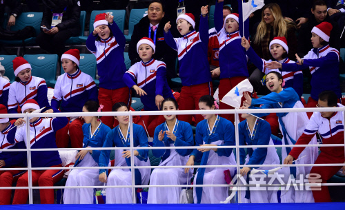 [포토] 파도타기 응원하는 北응원단