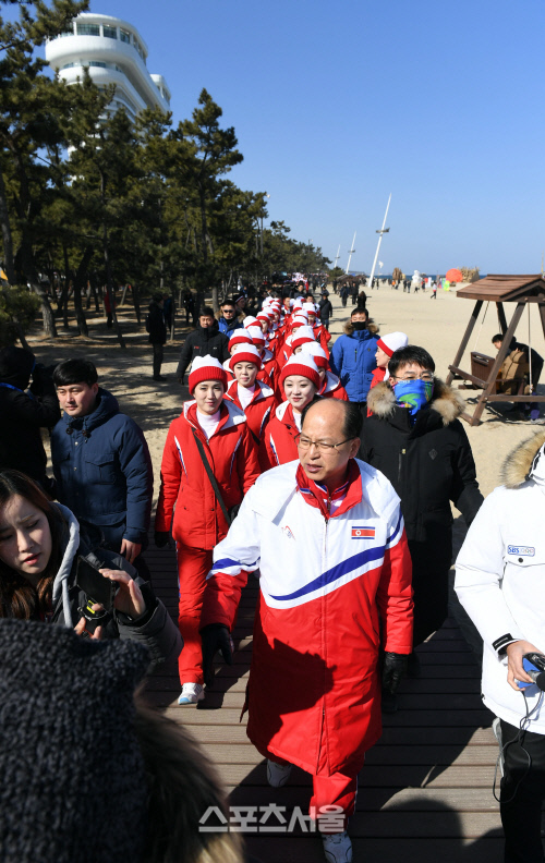 [포토]경포 해변 걷는 북한 응원단