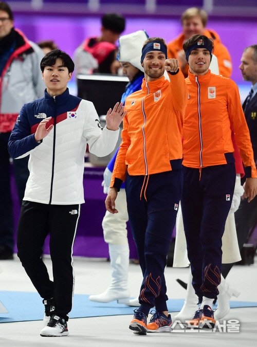 [포토] 빙속 1500M 3위 김민석, 네덜란드 선수와 시상식장에...