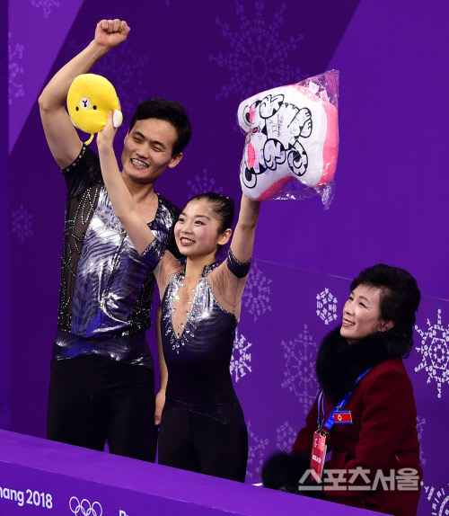 [포토] 北 렴대옥-김주식, 페어 쇼트 69.40점 '개인 베스트' 달성