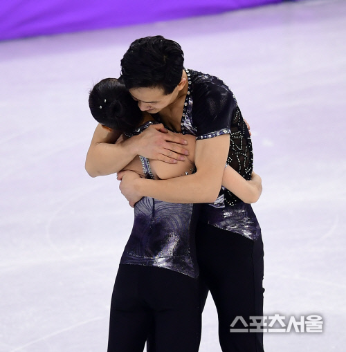 [포토] 北 렴대옥-김주식, '환상 연기 후 뜨거운 포옹'