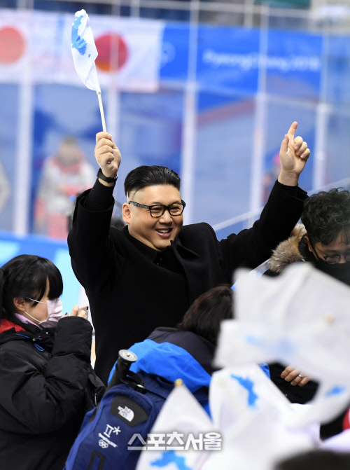 [포토]북한 응원단 앞에 등장한 김정은 닮은 꼴에 화들짝!