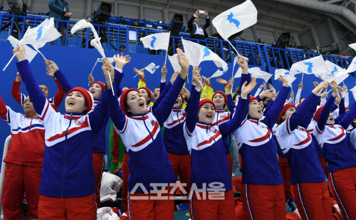 [포토]노래로 아쉬움 달래는 북한 응원단