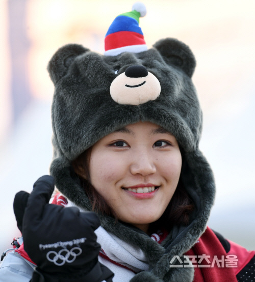 [포토] 자원봉사자 황지선씨, 귀여운 반다비 모자 쓰고 손하트 ♥