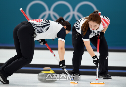 [포토]함께 스위핑하는 김영미-김경애 자매