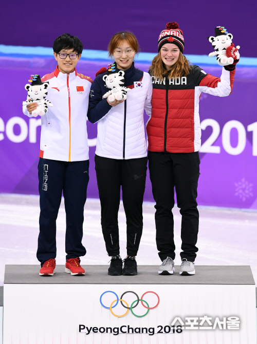[포토]최민정, 이번엔 킴 부탱과 나란히 시상대에!