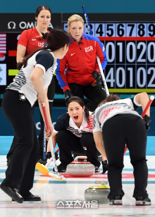 [포토]여자 컬링 김경애, 4강 앞으로!