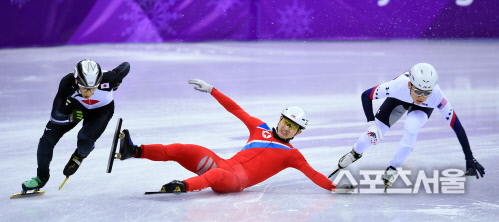 [포토] 경기 도중 넘어지는 北 정광범, 실격