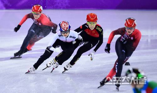 [포토] 결승선 향하는 최민정... 패널티 받은 중국과 캐나다