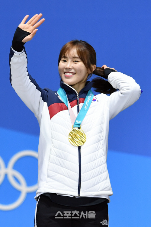 [포토]시상대 위의 김아랑, 밝은 미소와 함께