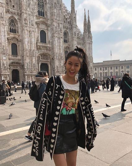 [★SNS] "과즙美 한가득" 설현, 이탈리아 밝힌 '무결점 미모'