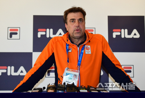 [포토] 개고기 문화 펌하 발언 사과하는 네덜란드 선수단장