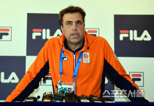 [포토] 네덜란드 선수의 개고기 발언 사과하는 선수단장