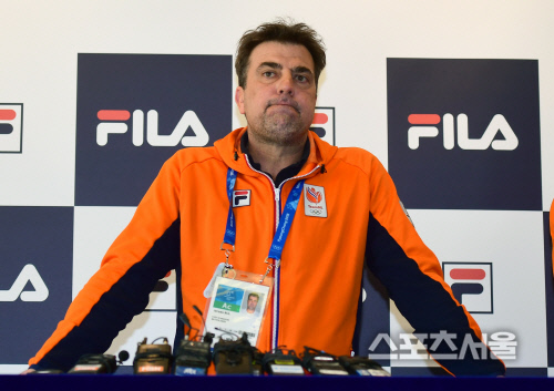 [포토] 네덜란드 선수의 개고기 발언 사과하는 선수단장