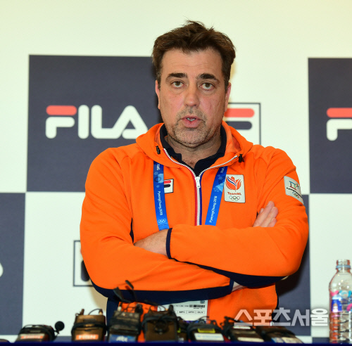 [포토] 개고기 문화 발언, 행사장 불미스러운 일에 사과하는 네덜란드 선수단장