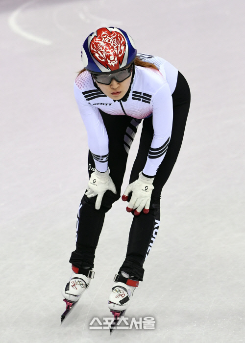 [포토]최민정, 중국 페널티로 결승 진출 성공