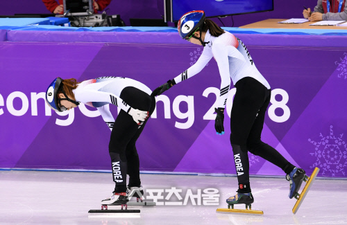 [포토]최민정의 부상 상태 살피는 심석희