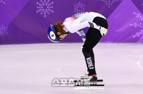 [포토]넘어지며 부상을 당한 최민정