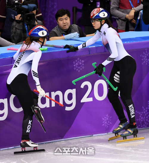 [포토]충돌로 아쉽게 메달 놓친 최민정과 심석희