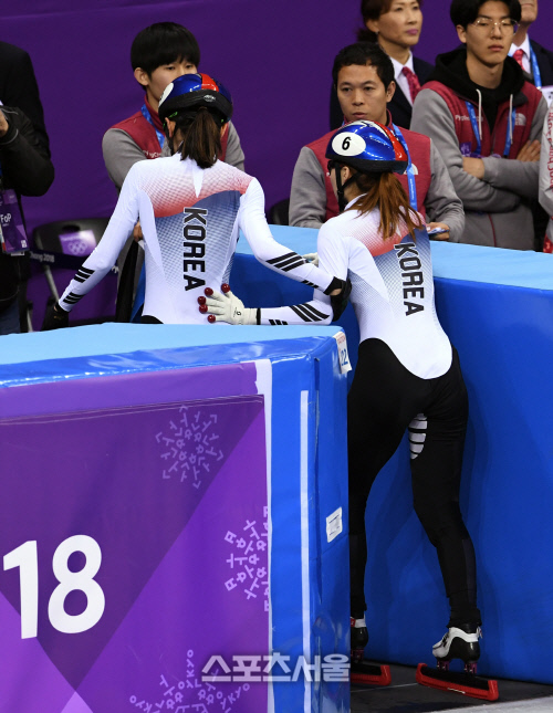 [포토]함께 링크 빠져나가는 심석희-최민정