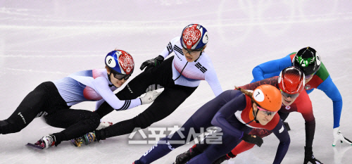 [2018평창]아! 이럴수가…최민정·심석희 1000m 결승서 출동하며 쓰러져