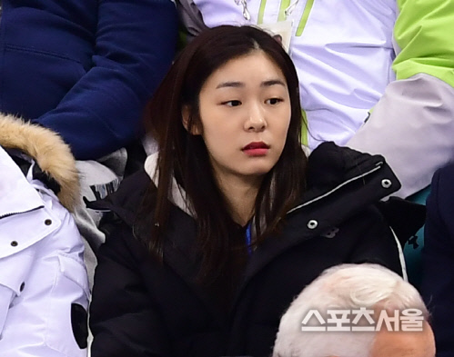 [포토] 여자 싱글 경기 지켜보는 김연아