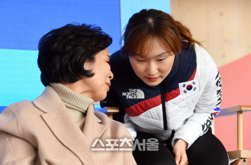 [포토]엄마와 이야기 나누는 최민정