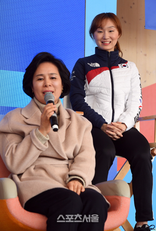 [포토]어머니 이야기에 미소 짓는 최민정