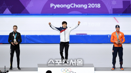[포토]이승훈, 다시 올림픽 시상대 가장 높은 곳에!