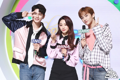 "찰떡 호흡" 옹성우·강미나·마크, '음악중심' MC 성공적 데뷔