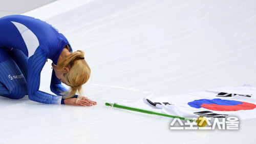 [2018평창]은메달 김보름 "관중 응원 힘 돼…국민들께 죄송해 큰 절"