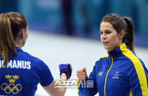 [포토]스웨덴 스킵 안나 하셀보리, 선방했어!