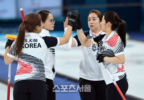 [포토]스웨덴과의 결승전 1엔드 득점하는 한국 여자컬링