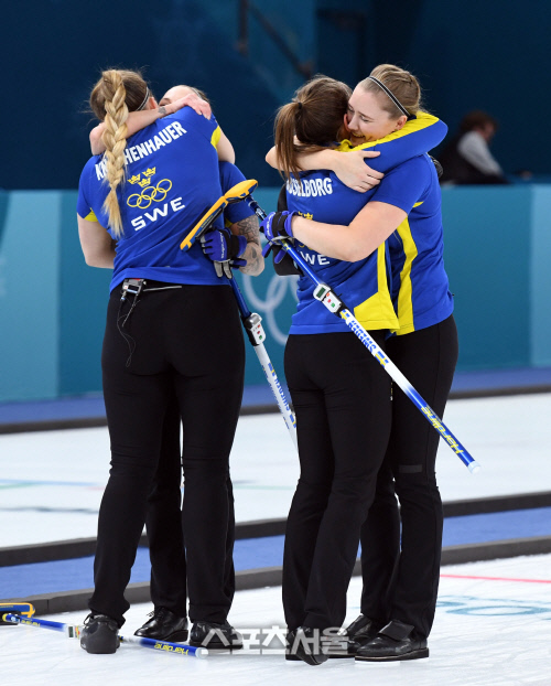 [포토]한국과 금메달 다투게 된 스웨덴 여자 컬링 대표팀