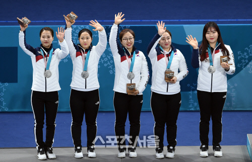 [포토]은메달 목에 건 한국 여자 컬링 대표팀