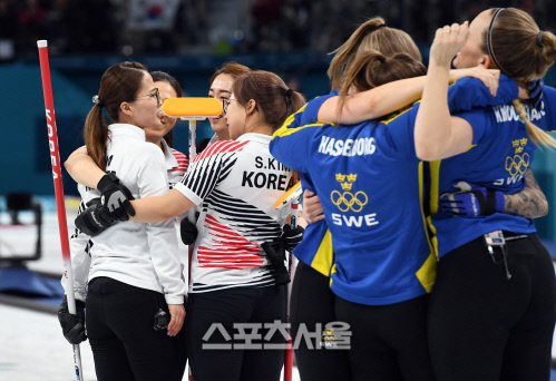 [포토]장한 '마늘 소녀들', 한국 여자 컬링 은메달