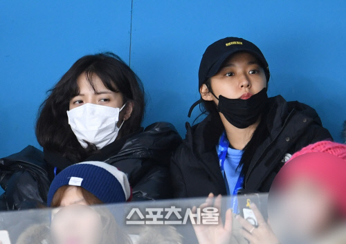 [포토]여자 컬링 결승전 관전하는 AOA 설현과 지민