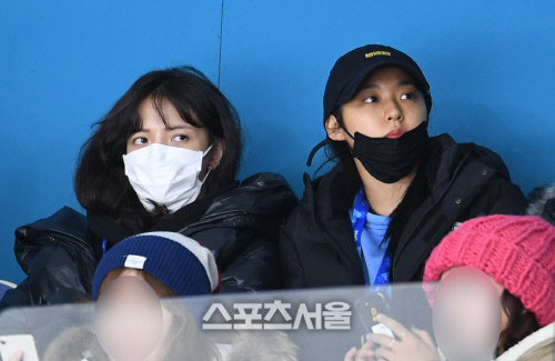 [포토]설현-지민, 한국 여자 컬링 응원해요!