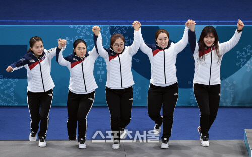 [포토]은메달 시상대에 오르는 한국 여자 컬링