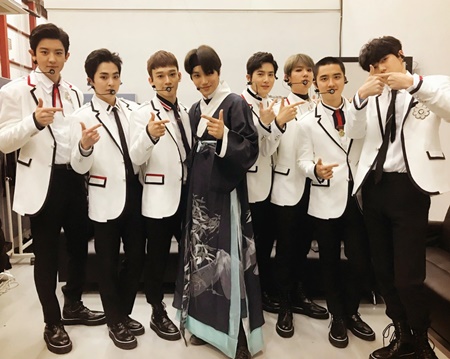 [★SNS] 엑소, 평창 올림픽 폐막식 공연 인증샷 "위아원"