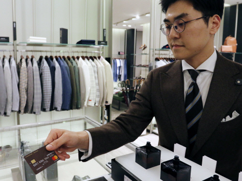 [주말&쇼핑] 신세계百, 업계 최초 남성전용 카드 출시 外