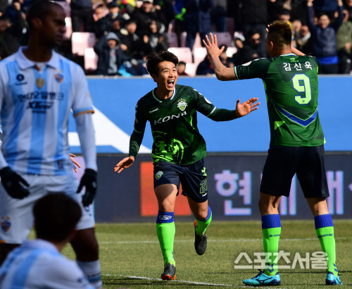 [포토] 이동국, 개막전서 시즌 첫 골 넣고 김신욱과 환호